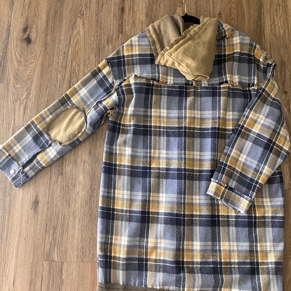 POL Oversized Frayed Flannel Shacket Hoodie. Blues/Yellow. Size Medium. - Picture 9 of 11